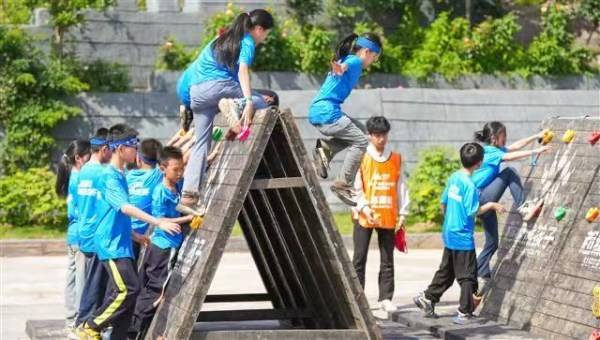 垫江：千余名选手勇闯障碍赛场 绽放少年锋芒