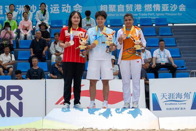 亚沙会｜沙滩摔跤女子70公斤级决赛：中国选手龙佳夺冠