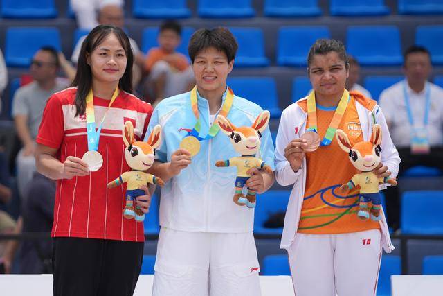亚沙会｜沙滩摔跤女子70公斤级决赛：中国选手龙佳夺冠